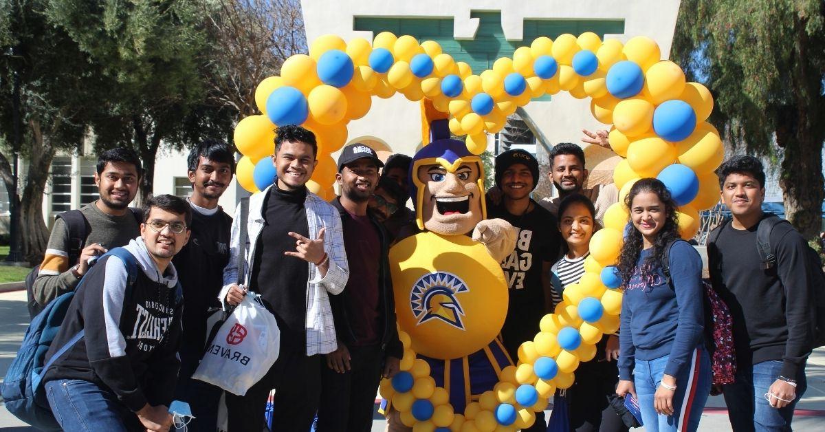 A group of students take a picture with Sammy.